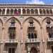 Giungiamo ora in corso Vittorio Emanuele, dove sorge il vero tempio massonico barese: lo straordinario e riccamente decorato Palazzo Fizzarotti. Qui  tutto un richiamo allesoterismo e non  un caso che dal 2016 un parte del palazzo sia diventata sede della Gran Loggia dItalia